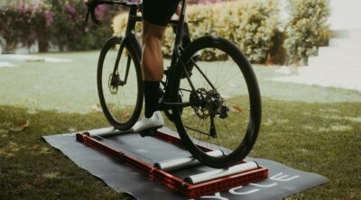 ¿Calentar en rodillo antes de una carrera? Lo que recomiendan ciclistas profesionales ¿Calentar en rodillo antes de una carrera?